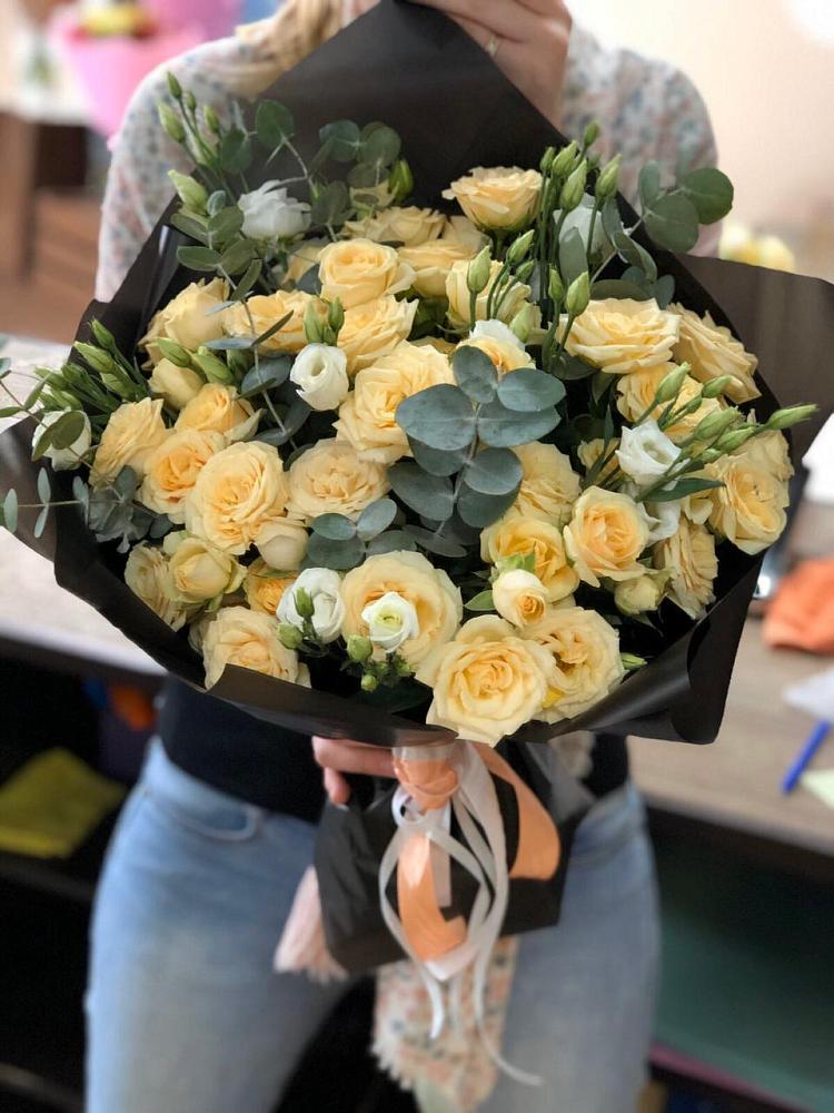 Букет цветов из: Розы и Лизиантусы в Электростали