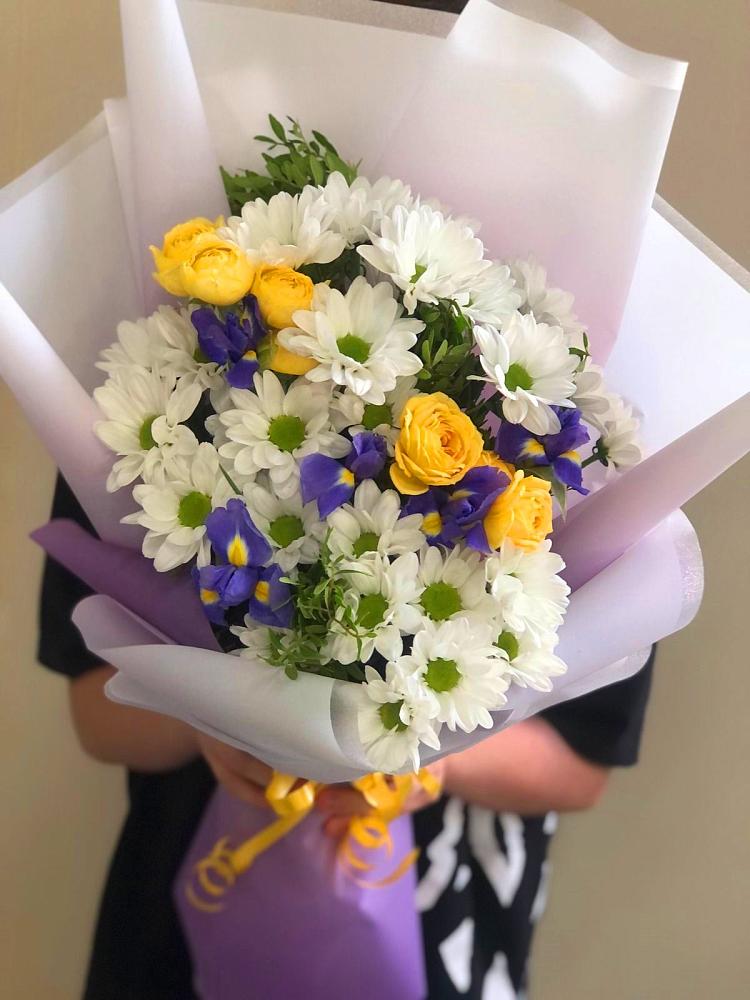Букет цветов из: Ирисы, Хризантемы и Розы в Электростали