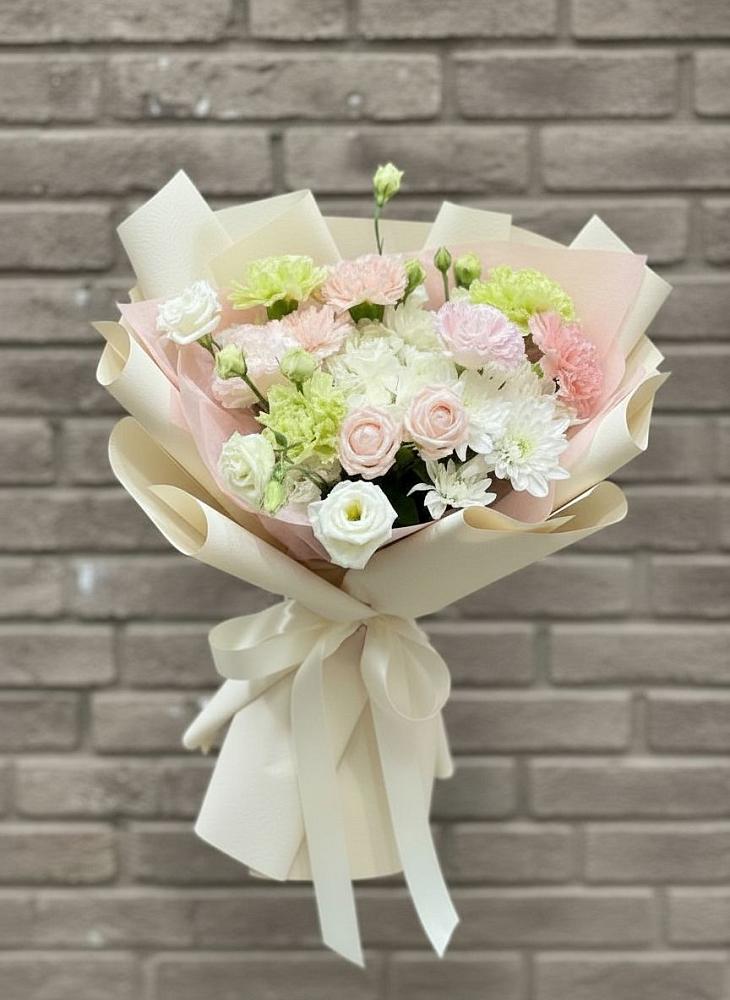 Букет цветов из: Гвоздики, Розы, Лизиантусы и Хризантемы в Электростали