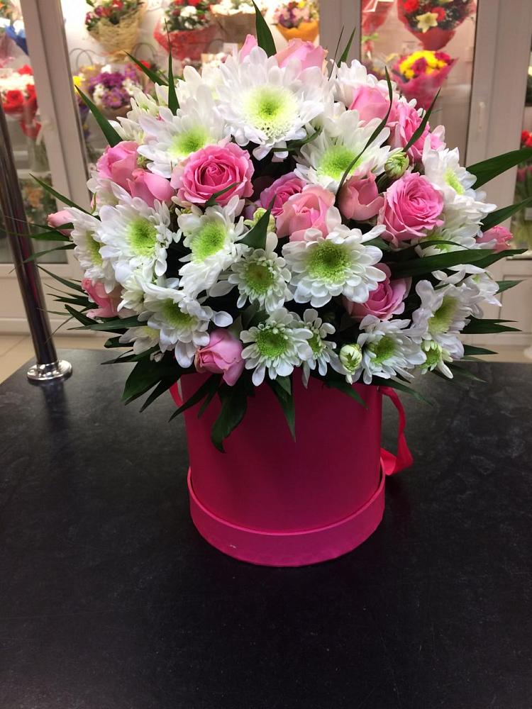 Цветочная композиция из Розы и Хризантемы в шляпной коробке в Электростали