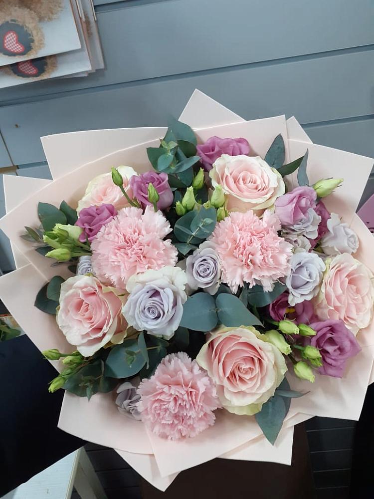 Букет цветов из: Розы, Гвоздики и Лизиантусы в Электростали