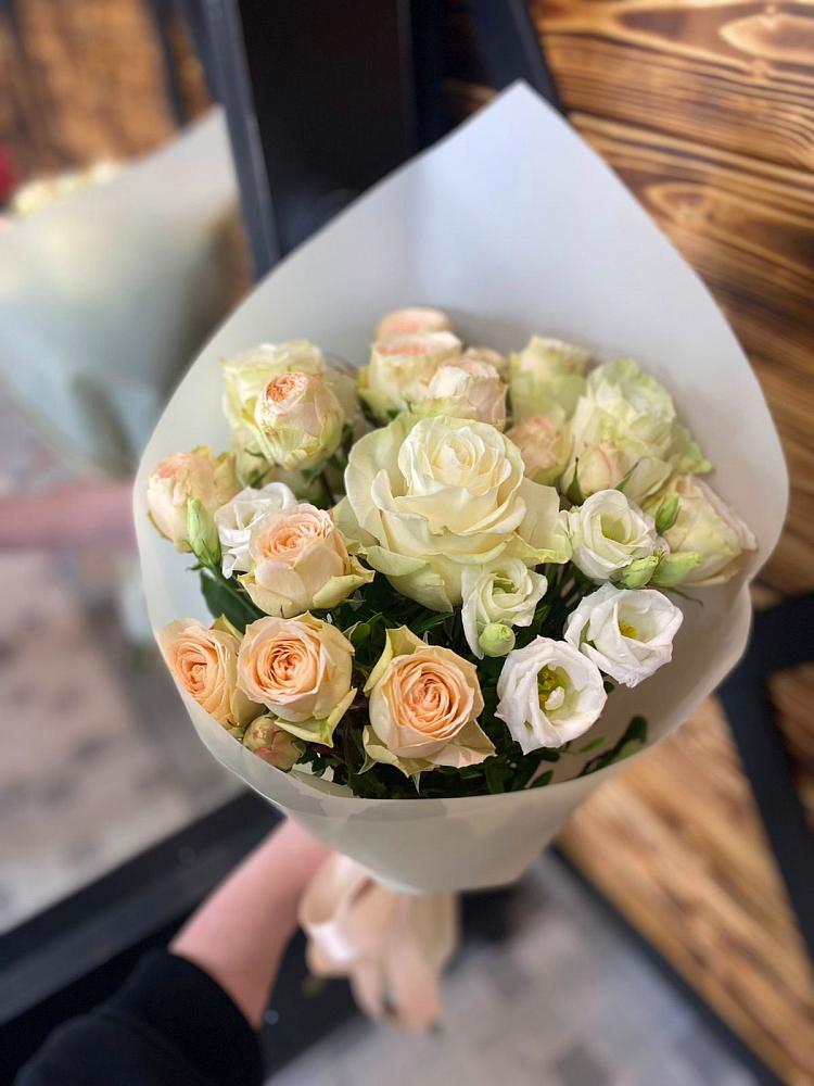 Букет цветов из: Розы и Лизиантусы в Электростали